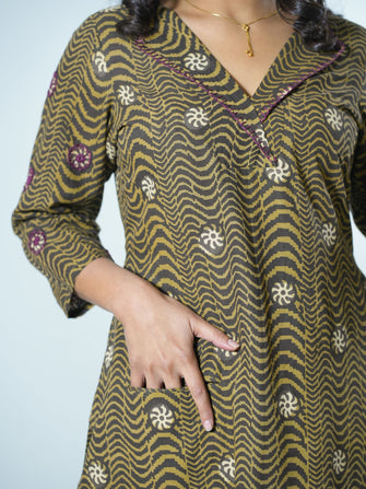 Hand Block Printed Stylish Collar Kurta Detailed With Hand Embroidery