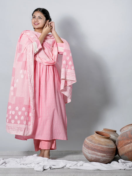 Naira Cut Straight Fit Kurta Dupatta Set With Lace Details